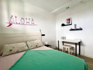 Postelja oz. postelje v sobi nastanitve FM Beach Home - Renovated Apartment with swimming pool near Maspalomas Dunes & Beach