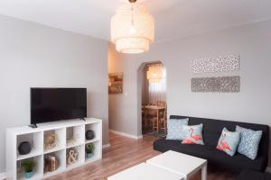 Televisyen dan/atau pusat hiburan di Miami 1BR Apt Close to Airport & Downtown