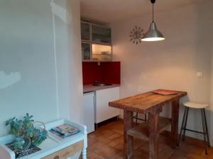 a small kitchen with a wooden table in a room at Chambres Dubuisson de Bray in Bray