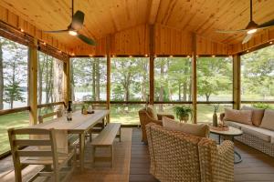 una veranda riparata con tavolo e sedie di Waterfront Deck! Chic Lower Scott Lake Cottage a Pullman