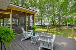 un portico con sedie bianche e un tavolo di Waterfront Deck! Chic Lower Scott Lake Cottage a Pullman