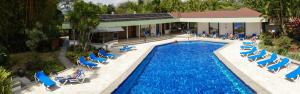 an overhead view of a swimming pool with chairs and a hotel at Hotel Bougainvillea San José in Santo Domingo +58 photos