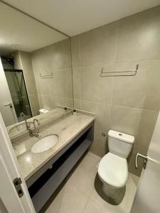 Phòng tắm tại UNU Art Studio Armação: piscina, academia, e +