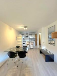 a kitchen and dining room with a table and chairs at Huerta Nueva Suites in Estepona