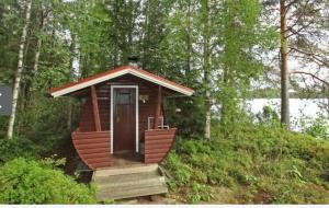 eine kleine Hütte mitten im Wald in der Unterkunft Seitsemisen kansallispuisto Aurejärvi Parkano in Parkano