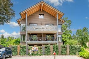 a house with a gambrel roof at INVITA Natur-Chalets Penthouse - Familienurlaub im Schwarzwald - 240qm in Bad Dürrheim