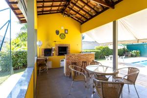 Un patio con mesa y sillas y una chimenea. en Delicious House in a High-Standard Gated Community, en Salto