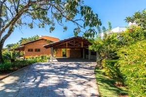 una casa de ladrillo con una entrada delante de ella en Delicious House in a High-Standard Gated Community, en Salto