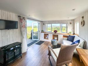 TV a/nebo společenská místnost v ubytování 1 Bed in Bridport 94154