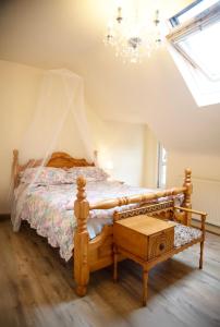 una camera da letto con un letto e un lampadario di Seaside Sanctuary in Cleethorpes, Wild Heart House a Cleethorpes