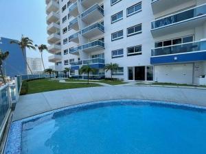 a large swimming pool in front of a building at Elefante blanco in Boca del Río