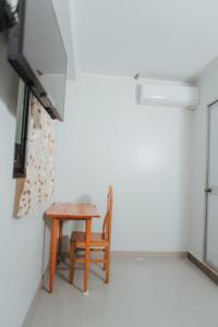 a small table and a chair in a room at Casa Zoilita in Pucallpa