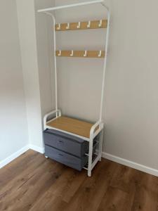 トルンにあるBelvedere Old Town AC Progresのベッドと棚付きの部屋