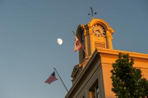 een klokkentoren bovenop een gebouw met twee vlaggen bij Hotel E in Santa Rosa