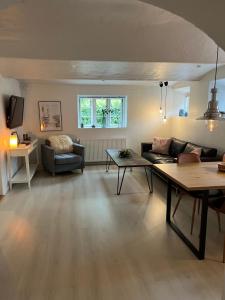 赛比Sølystvej 16B的客厅里有一张沙发和一张桌子。