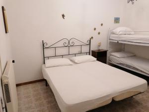 Katil atau katil-katil dalam bilik di La Casa delle Ginestre a Montalto Marina