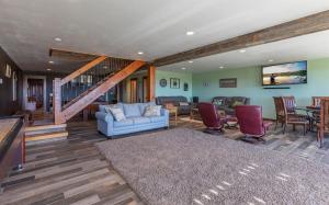 Χώρος καθιστικού στο Peaks Paradise - Mtn Views - Hot tub - Game room