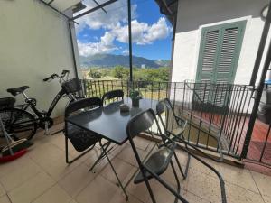 un patio avec une table et des chaises sur un balcon dans l'établissement Nido Urbano, à Terni