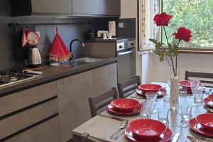 a kitchen with a table with red plates on it at Casa Ferrari Testaccio e Trastevere Wi-Fi free in Rome
