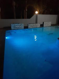 Una piscina de noche con luces azules en The Concept, en Centurion
