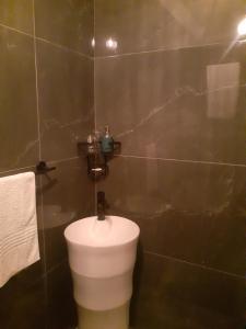 Un baño con un inodoro blanco en una habitación. en The Concept, en Centurion