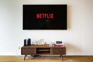 een tv aan de muur met een netflix-bord erop bij Marina Edge Bright 1BR 1BA Condo by the Beach in Los Angeles