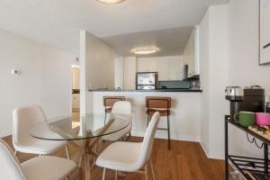 een eetkamer en een keuken met een glazen tafel en stoelen bij Marina Edge Bright 1BR 1BA Condo by the Beach in Los Angeles