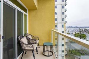 twee stoelen en een tafel op een balkon bij Marina Edge Bright 1BR 1BA Condo by the Beach in Los Angeles