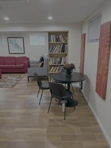 Una sala de estar con una mesa y sillas y un sofá. en Lincoln Howard House, en Washington