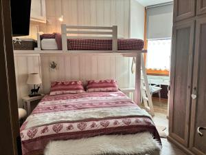 een slaapkamer met een stapelbed in een kamer bij Frazione Breuil Cervinia in Breuil-Cervinia