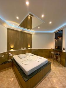 a bedroom with a large bed in a room at Oásis Motel in Pôrto Ferreira +35 photos