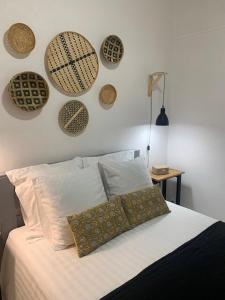 ヴュー・アビタンにあるMaison Beauséjourのベッドルーム1室(壁に皿を敷いたベッド1台付)