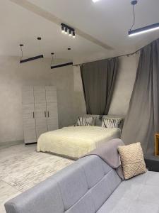 ギュムリにあるGata Second Floor Houseのベッドとソファのある寝室