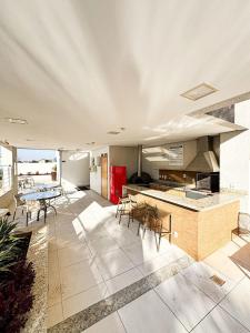 a kitchen and dining room with a table and chairs at #506# Apto de 1 quarto -Lounge 22 in Goiânia