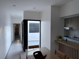 a kitchen and dining room with a table and chairs at Departamento macrocentro II, espacioso Río Cuarto in Río Cuarto