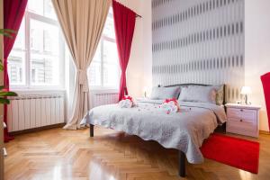 Un dormitorio con una cama con dos ositos de peluche encima. en VisitZagreb Ruby, en Zagreb