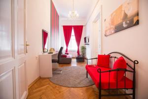 sala de estar con silla roja y sofá en VisitZagreb Ruby, en Zagreb