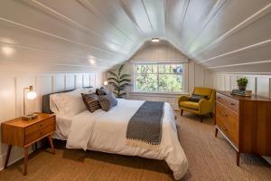 Ένα ή περισσότερα κρεβάτια σε δωμάτιο στο The Sea Captains Loft by Paradise Retreats +10 φωτογραφίες