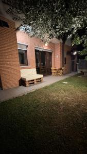 un edificio di mattoni con una panca di fronte di Residenza Europa a Budrio