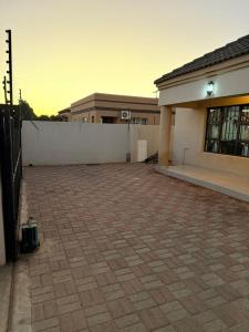 ein leerer Parkplatz vor einem Gebäude in der Unterkunft Twinhome Inn in Gaborone