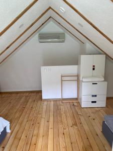 a attic room with a vaulted ceiling at Kuca na jezeru Domavija 
