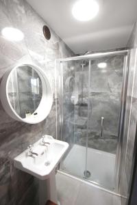 Un baño con lavabo y ducha en Guesthouse - Georgias Gate, en Errill