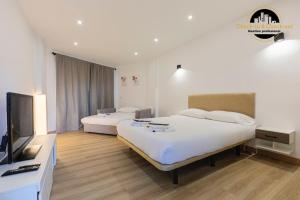 Un dormitorio con dos camas y un televisor de pantalla plana. en Apartamento Calypso, en Sitio de Calahonda 28 fotos más