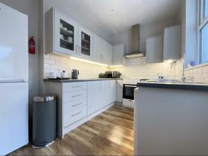 Kuchyň nebo kuchyňský kout v ubytování Sea La Vie - 6 St Marys Walk - 2 Bed Cottage Old Town Scarborough