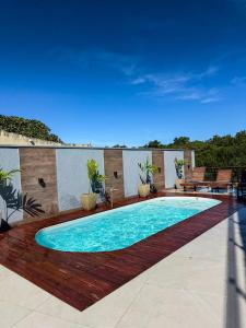 ein Swimmingpool auf einem Gebäude in der Unterkunft Morada do Rio in Prado