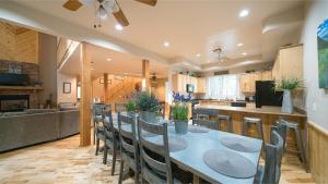 a dining room with a table and chairs in a kitchen at Summer Special-Pinetop Cabin-Great 4 Family in Pinetop-Lakeside