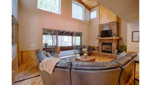 a living room with a leather couch and a fireplace at Summer Special-Pinetop Cabin-Great 4 Family in Pinetop-Lakeside