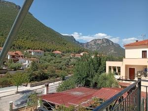 desde el balcón de una casa con vistas a las montañas en Eirini's House, en Leonidio