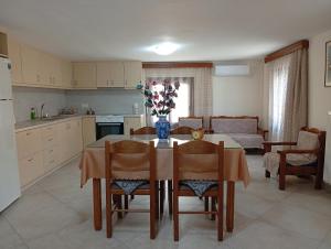Una cocina y un comedor con mesa y sillas. en Eirini's House, en Leonidio