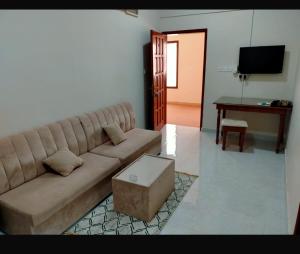 a living room with a couch and a table at فندق ثمريت in Thamarīt +38 photos